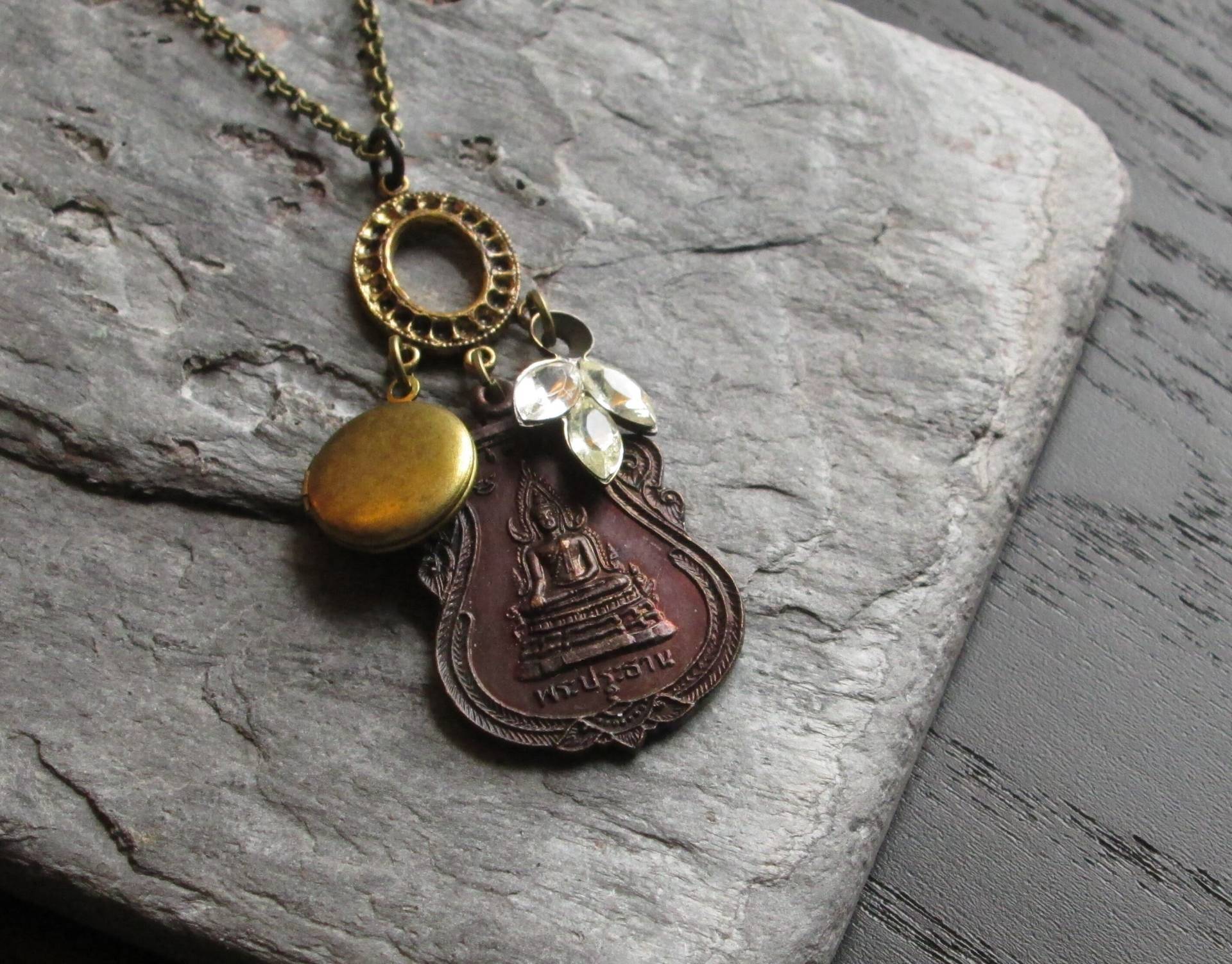 Buddha Charm Halskette, Vintage Bettelkette, Buddhismus, Bhumisparsha Mudra, Cluster Weihnachtsgeschenke, Geschenke Für Sie von DelicateIndustry1