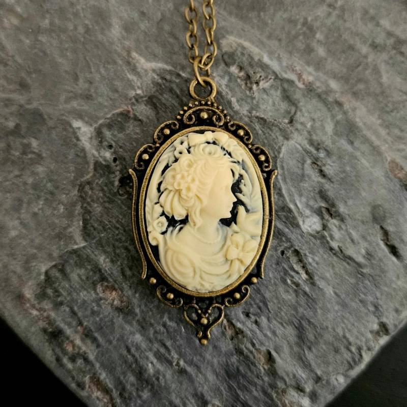 Creme Cameo Halskette Kleiner Antik-Messing Anhänger, Frau Mit Blumen von DelicateIndustry1