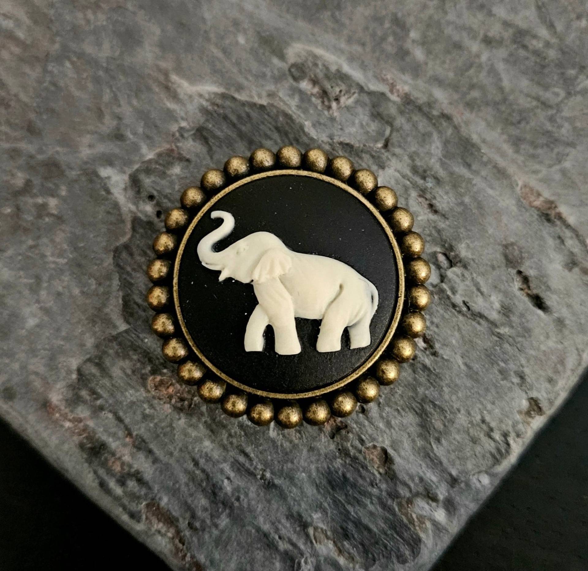 Elefant Cameo Brosche, Kleine Schwarze Runde Tier Schmuck, Urlaub Geschenkideen, Geschenkideen Für Mama von DelicateIndustry1