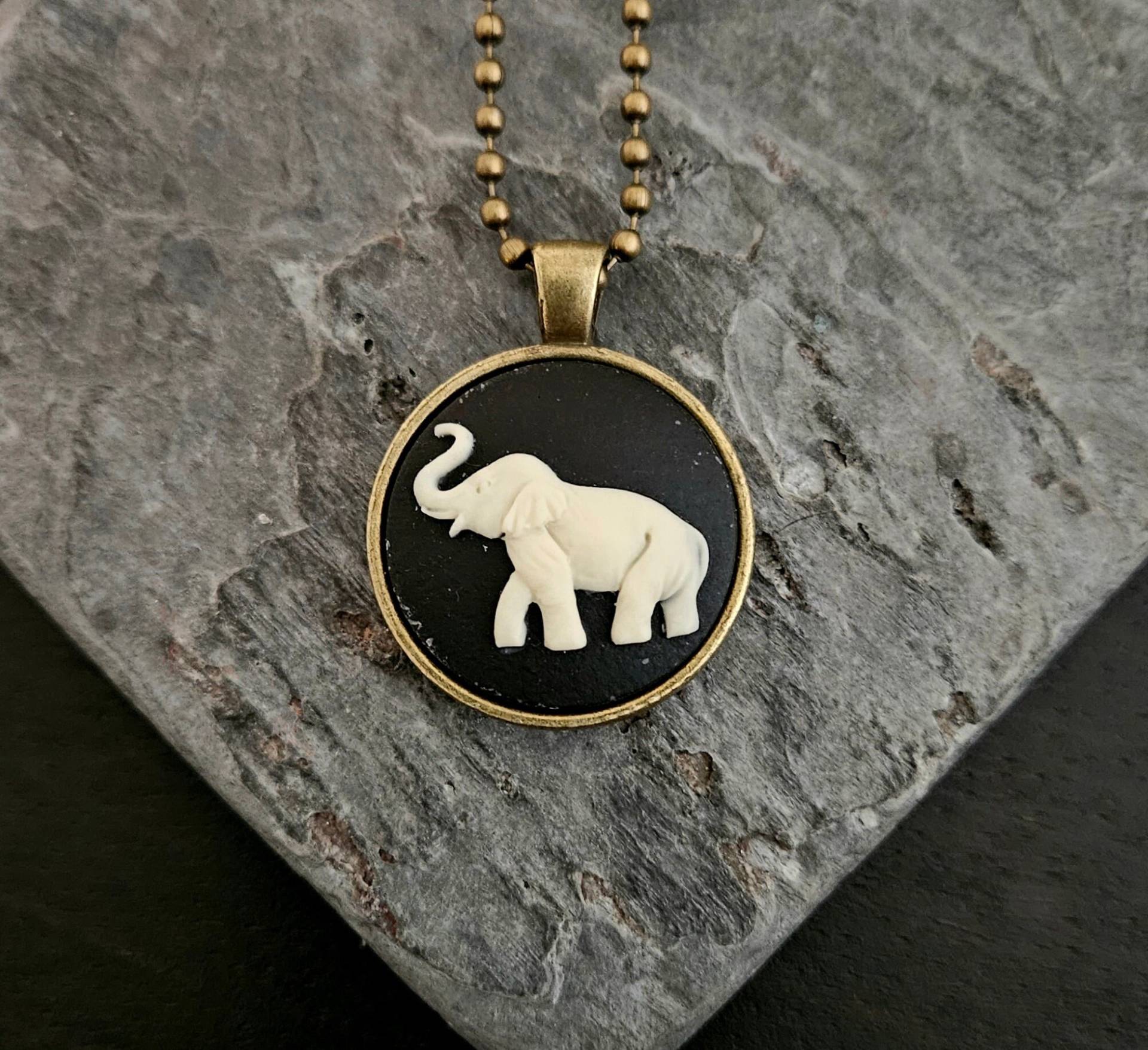 Elefant Halskette, Kamee Tier Anhänger, Antike Messing Schmuck, Einzigartige Weihnachtsgeschenkideen von DelicateIndustry1