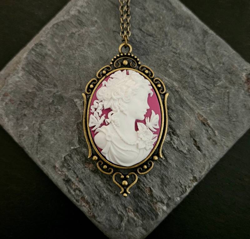 Himbeer Rosa Cameo Halskette, Weiße Anhänger, Lange Schmuck, Urlaub Geschenkideen, Geschenkideen Für Mama von DelicateIndustry1