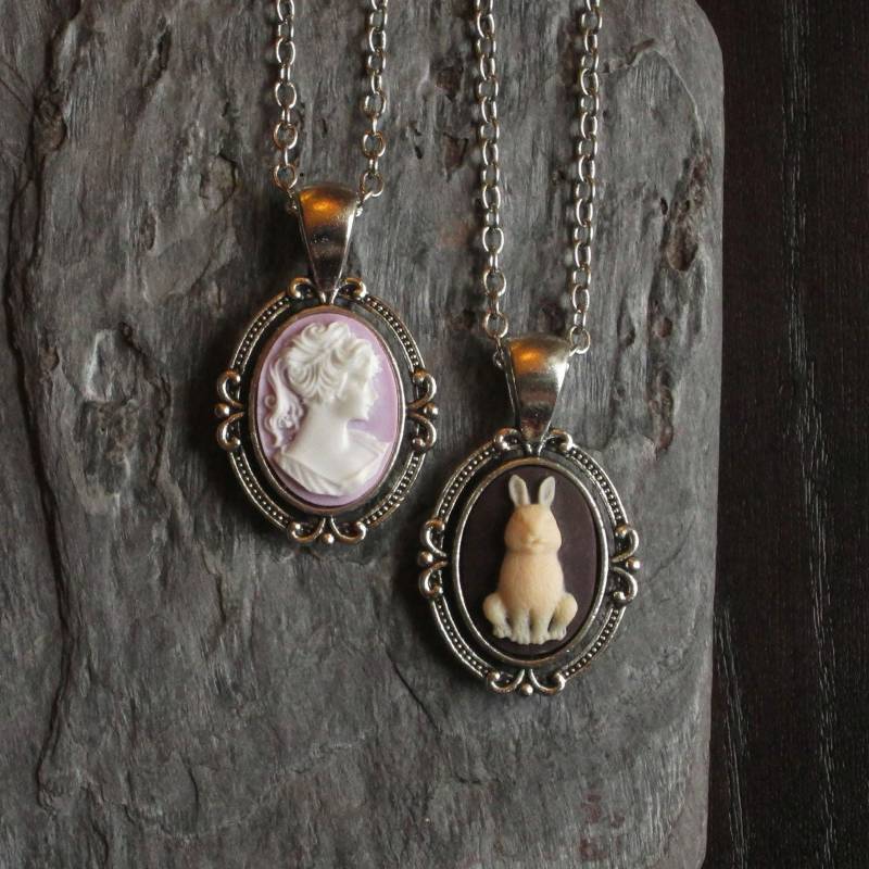 Kleine Kamee Halskette, Lila Hase Kaninchen Silber Tier Schmuck, Urlaub Geschenkideen von DelicateIndustry1