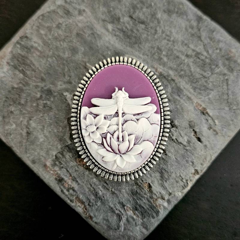 Libelle Cameo Brosche, Kamee Lila Lotus Silber Urlaub Geschenk Ideen, Einzigartige Weihnachtsgeschenk von DelicateIndustry1