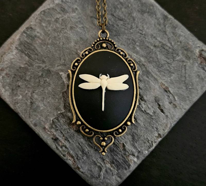 Libellen Cameo Halskette Antikmessing Anhänger, Resin Libelle von DelicateIndustry1