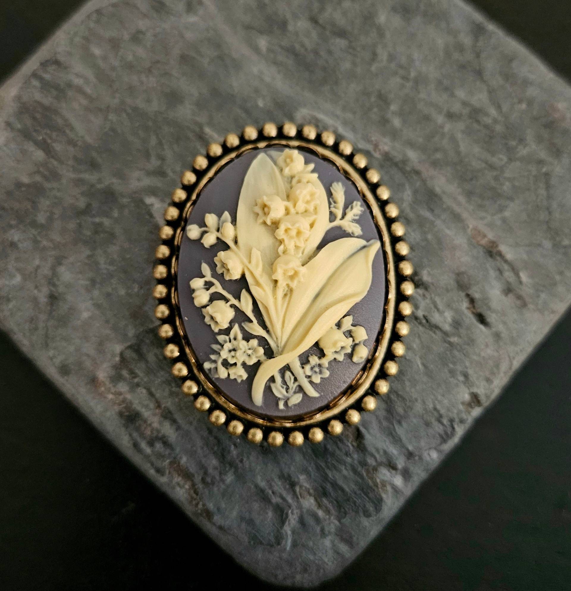 Maiglöckchen Cameo Brosche, Lila Blumen Schmuck, Antike Messing Urlaub Geschenkideen, Geschenkideen Für Mama von DelicateIndustry1