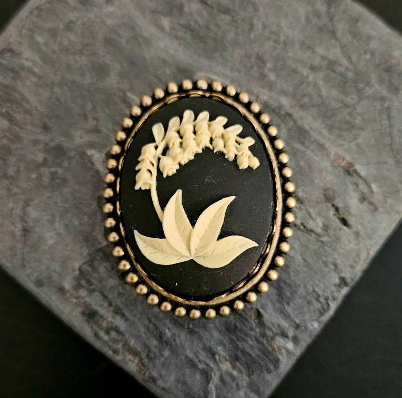 Maiglöckchen Cameo Brosche Cremefarbenes Resin Auf Altmessing von DelicateIndustry1