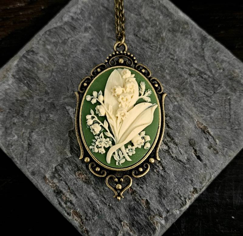 Maiglöckchen Cameo Halskette Grün & Creme, Altmessing von DelicateIndustry1