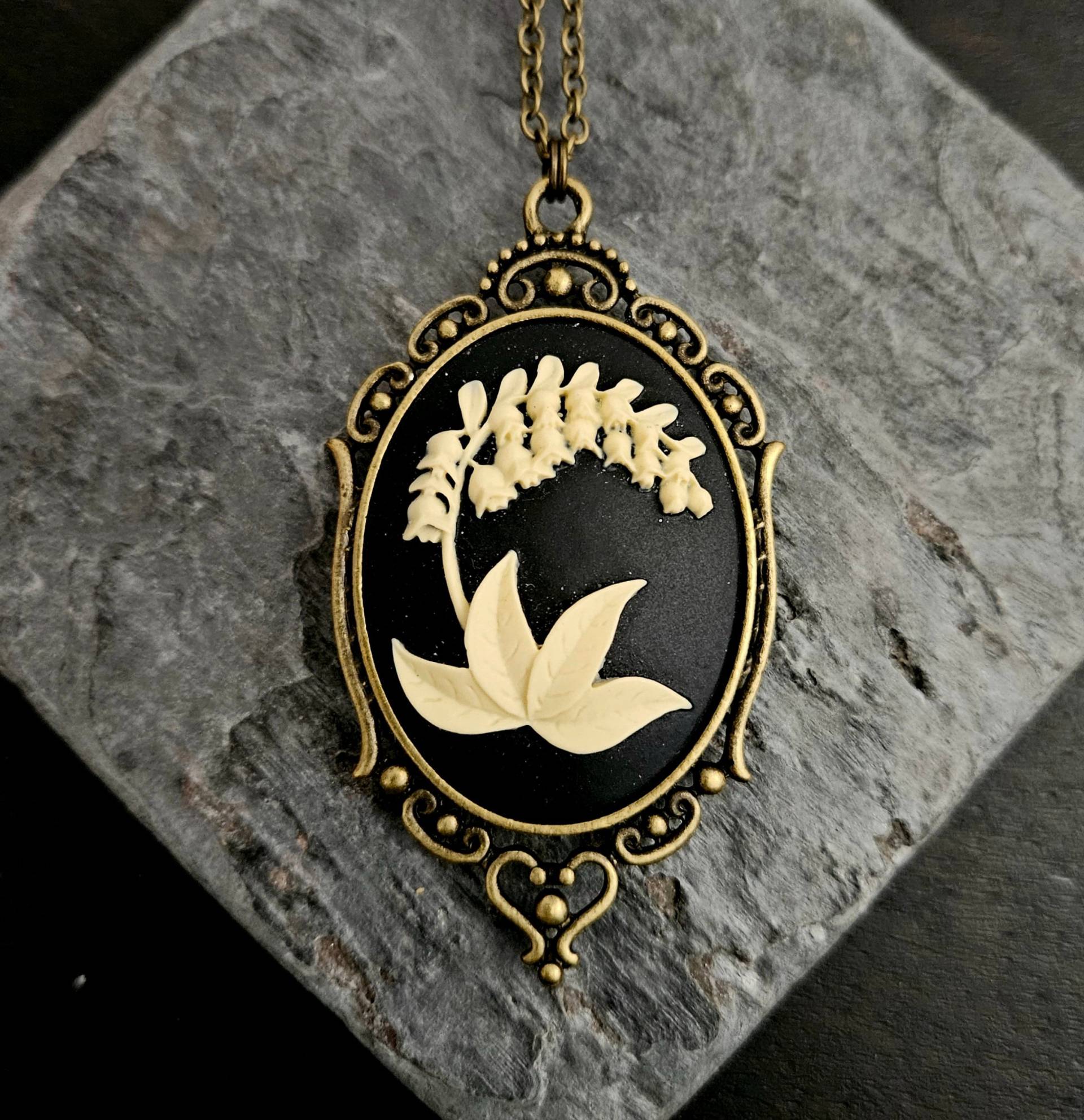 Maiglöckchen Kamee Halskette, Schwarze Blume Lange Schmuck, Urlaub Geschenkideen, Geschenkideen Für Mama von DelicateIndustry1