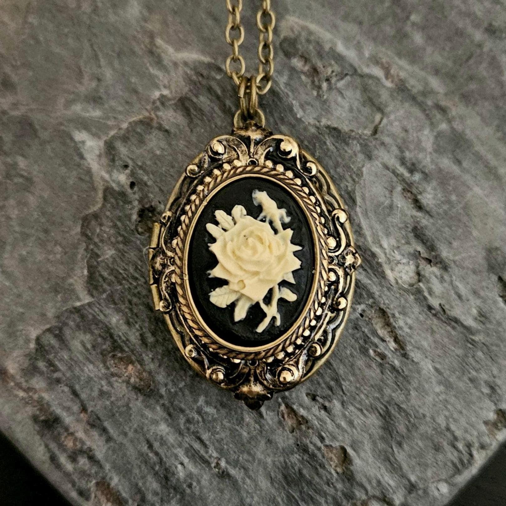 Rose Cameo Medaillon Halskette, Blumen Kamee, Antike Messing Medaillon, Kamee Schmuck, Urlaub Geschenkideen, Geschenkideen Für Mama, Einzigartiges von DelicateIndustry1