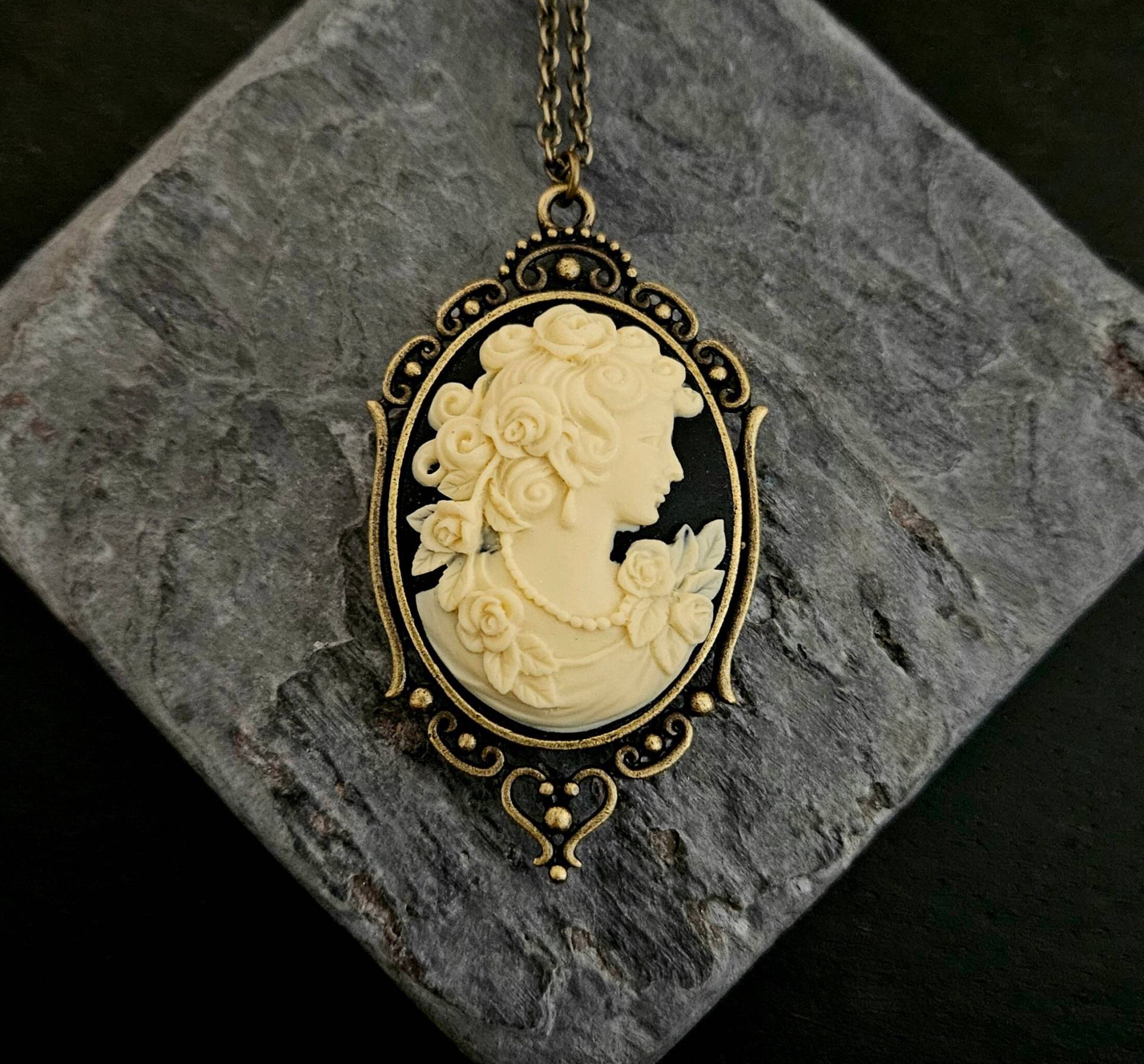 Schwarze Cameo Halskette Messing Antik, Frau Mit Rosen, 66cm von DelicateIndustry1