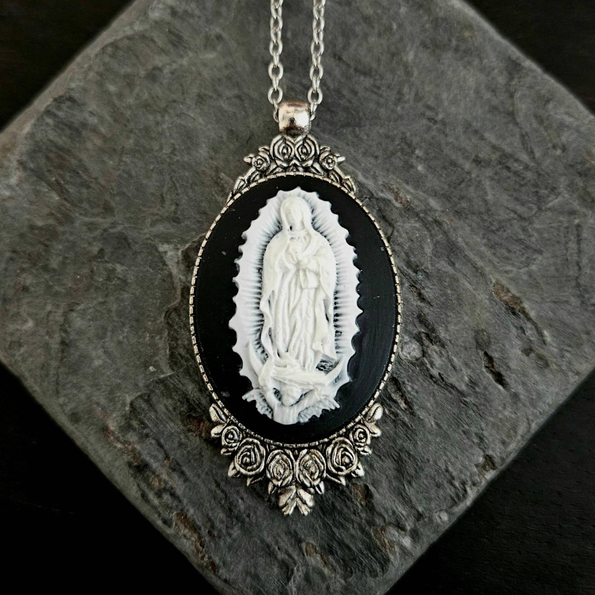 Unsere Dame Von Guadalupe Cameo Halskette Jungfrau Maria Anhänger Mit Silberrahmen von DelicateIndustry1