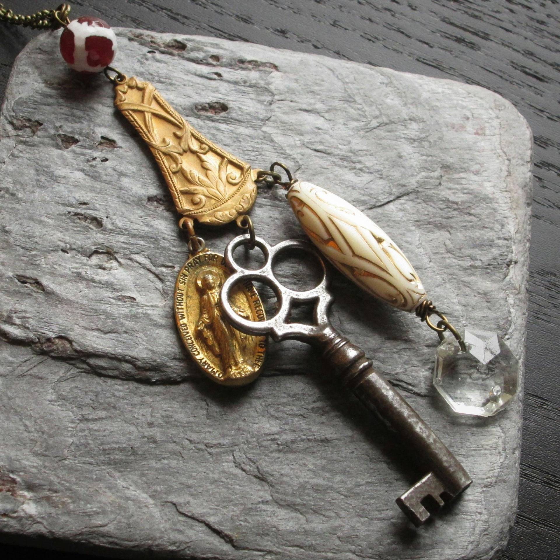 Vintage Schlüssel Halskette Jungfrau Maria Anhänger, Kristallprisma, Mixed Media von DelicateIndustry1