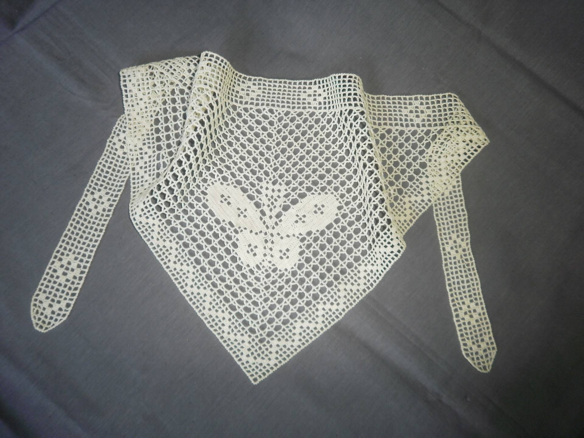 Spitzen Schmetterling Auf Einem Kopf Kopfschmuck Gehäkeltes Sommer Dreieckstuch Für Eine Kleine Lady Lemon Dreickiges Halstuch Teenager Clover von DelicateKnitByMary