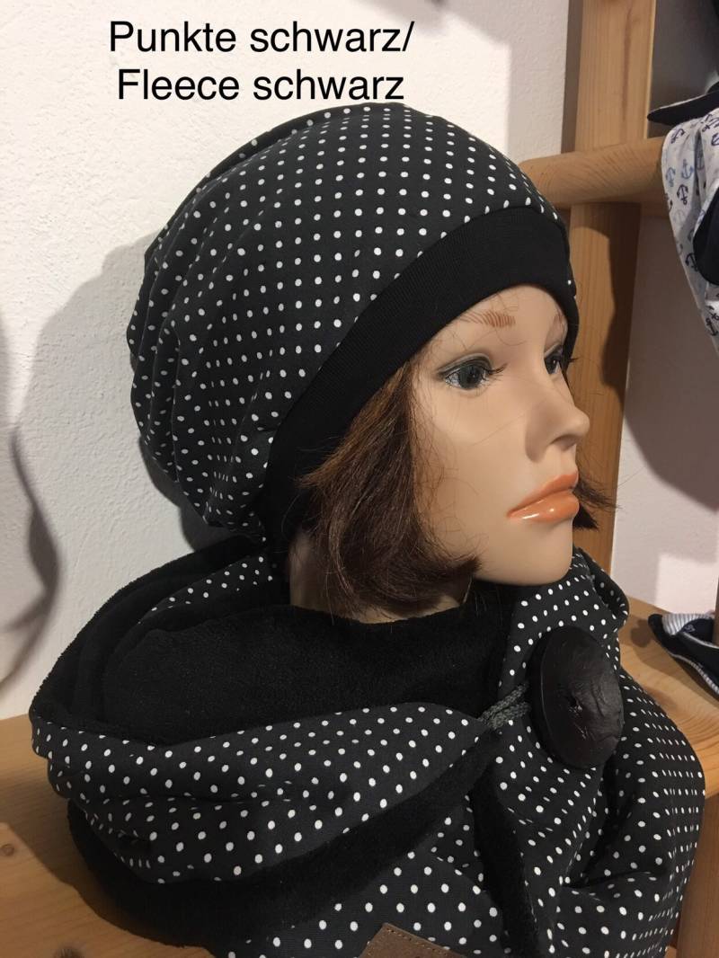 Beanie Schwarz Mit Weißen Punkten. Mütze Loch Für Zopf Von Delimade von Delimade
