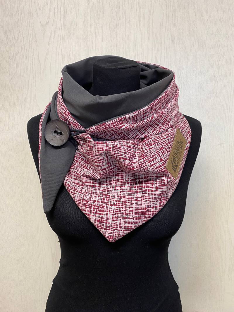 Tuch Mit Knopf Grau Weinrot Bordaux Rot Von Delimade Wickelschal Dreieckstuch Damen Geschenk Muttertag von Delimade