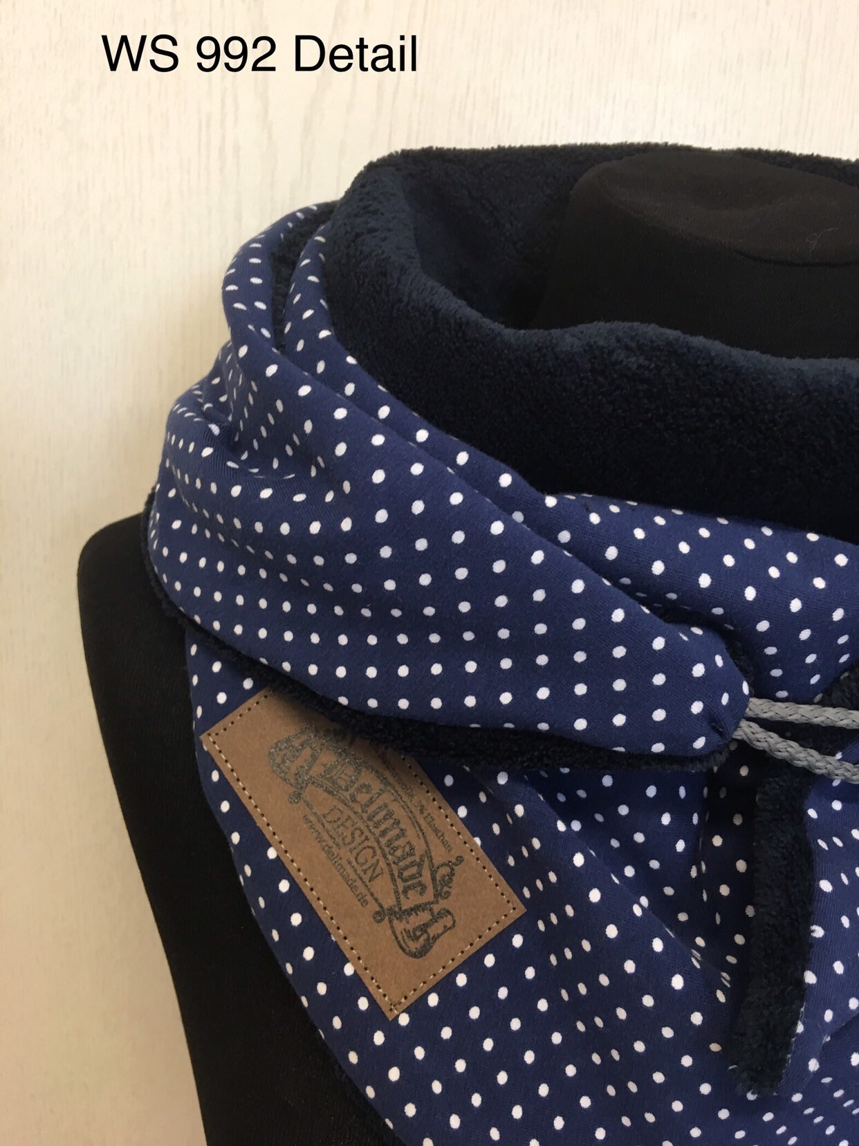 Warmer Schal Mit Knopf. Wickelschal Punkte Blau Fleece Dreieckstuch Damen Geschenk Knopfschal Von Delimade von Delimade