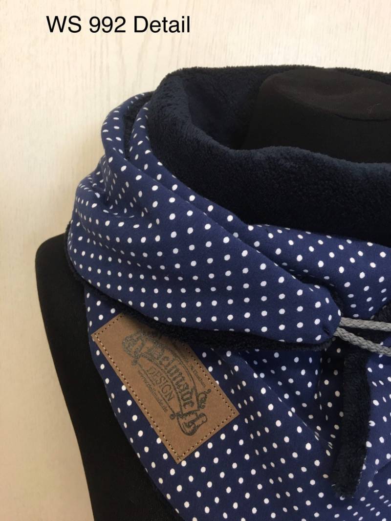 Warmer Schal Mit Knopf. Wickelschal Punkte Blau Fleece Dreieckstuch Damen Geschenk Knopfschal Von Delimade von Delimade