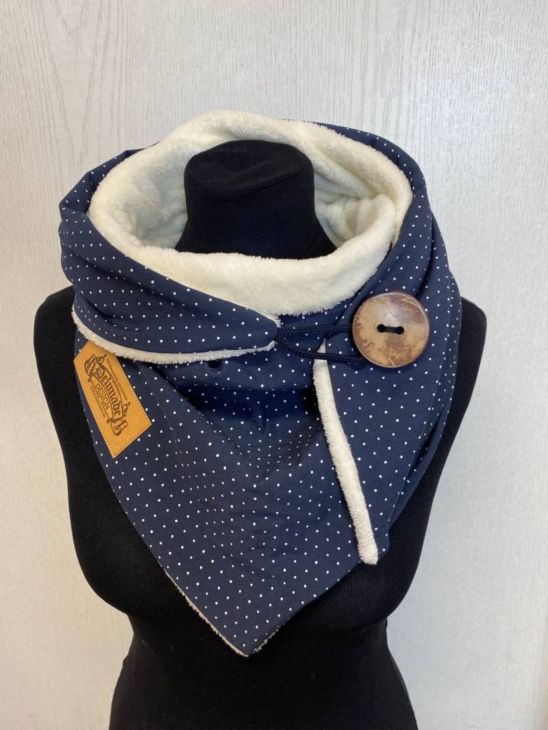 Warmer Weicher Schal Mit Kleinen Weißen Punkten Blau. Wickelschal Knopf Fleece Dreieckstuch Damen Geschenk Knopfschal Von Delimade von Delimade
