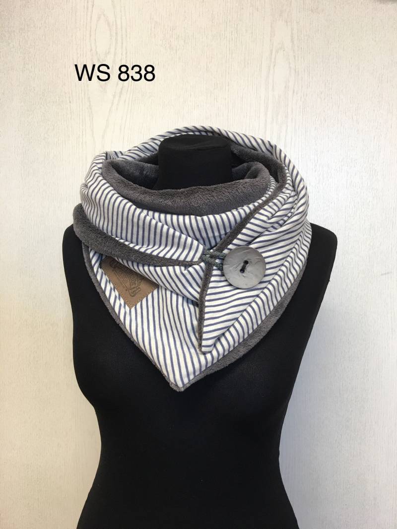 Warmer Weicher Schal Mit Knopf. Wickelschal Grau Blau Knopf Fleece Dreieckstuch Damen Von Delimade Geschenk von Delimade