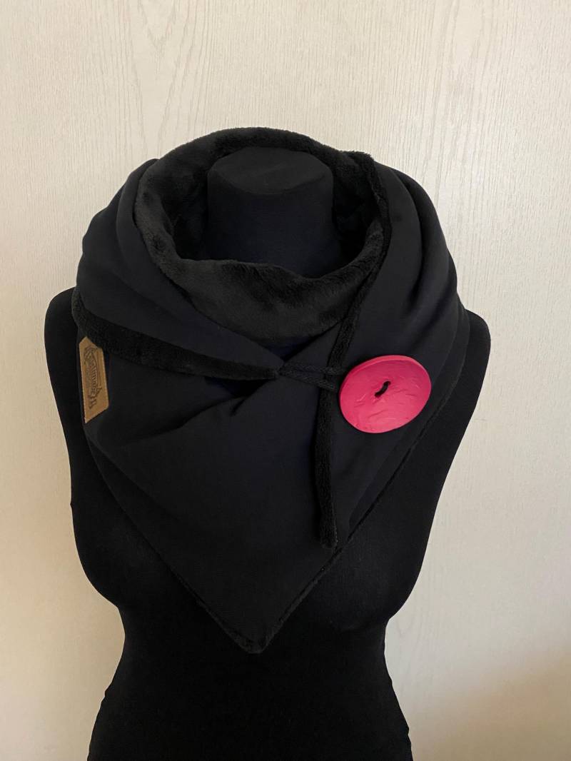 Warmer Weicher Wickelschal Mit Knopf Schwarz Pink Fleece Von Delimade Geschenk Dreieckstuch Damen von Delimade