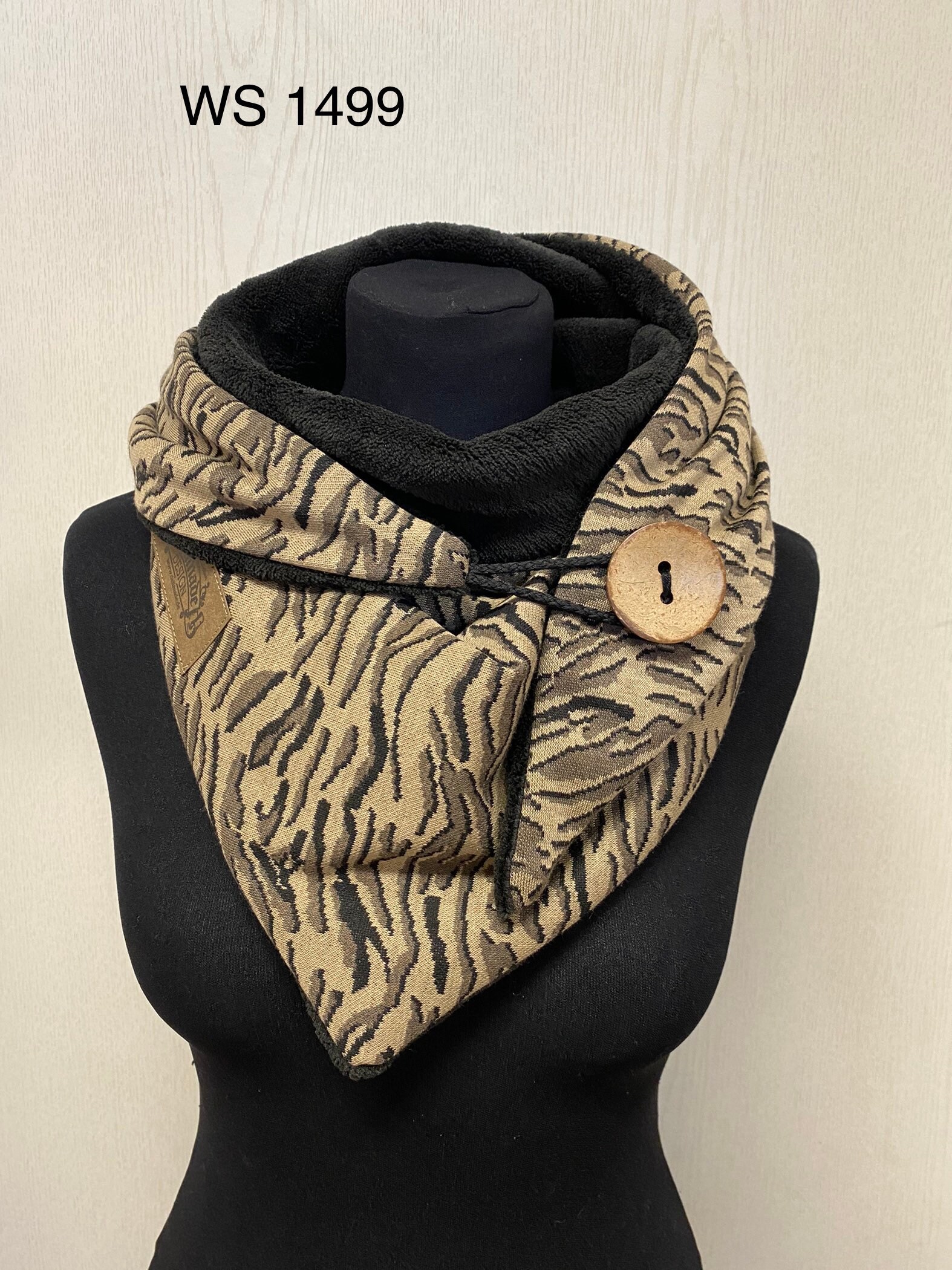 Wickelschal Braun Beige Fleece Mit Knopf Dreieckstuch Damen Knopfschal Von Delimade Geschenk von Delimade