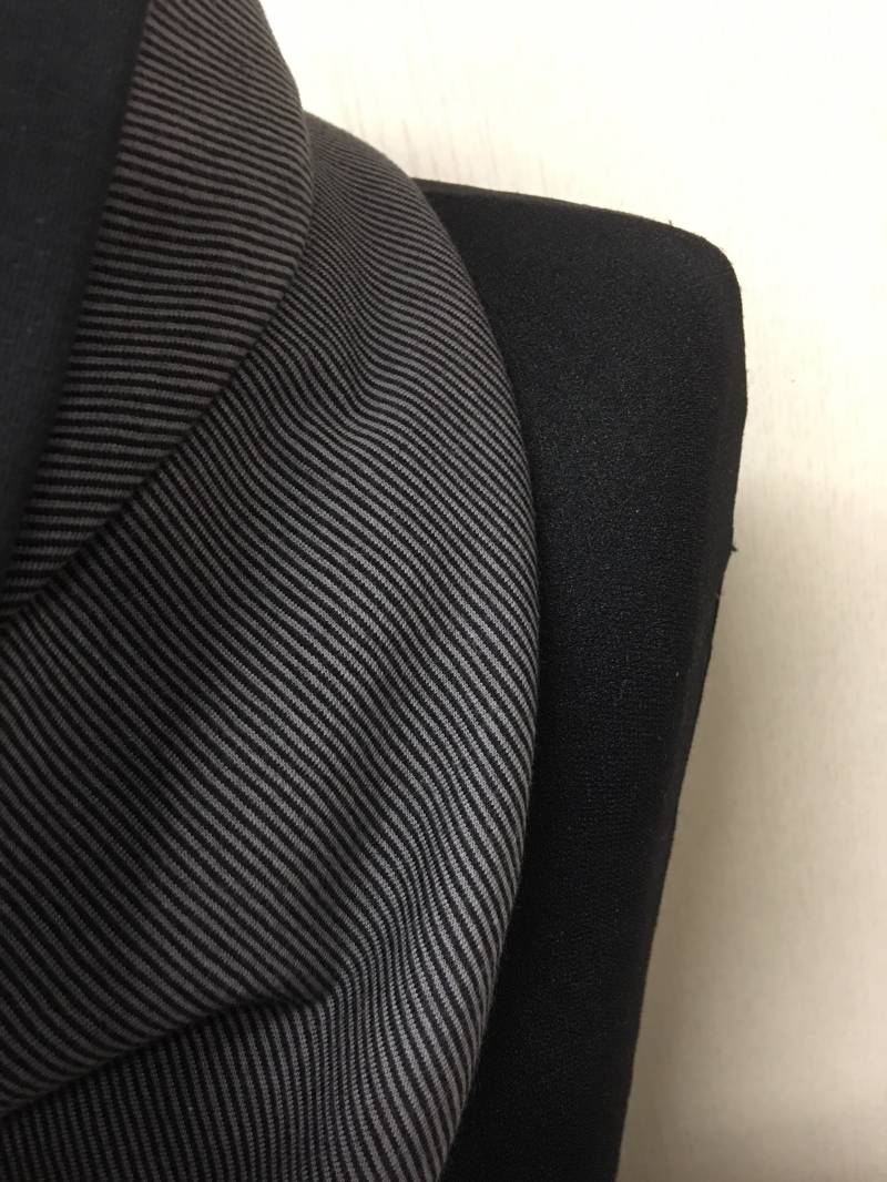 Wickelschal Grau Schwarz Gestreift Tuch Mit Knopf Dreieckstuch Damen Von Delimade Geschenk Muttertag von Delimade