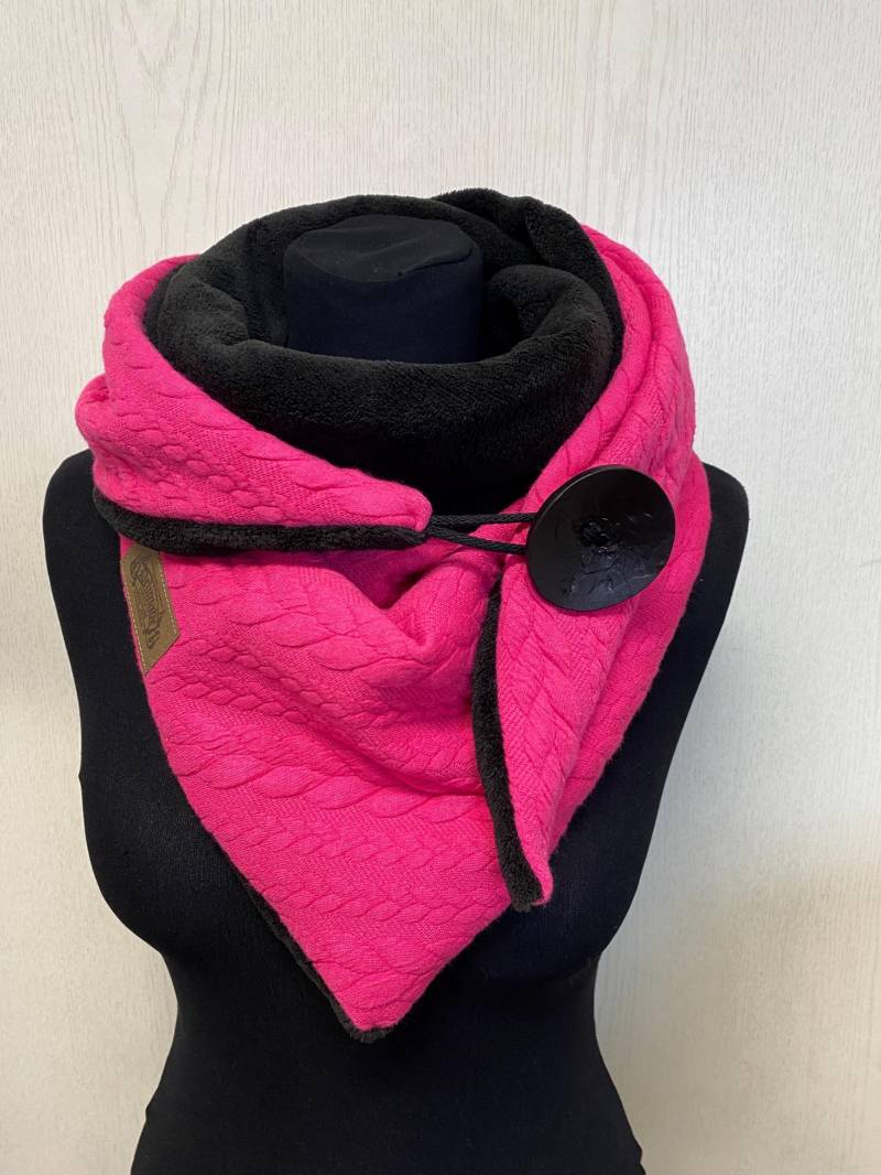 Wickelschal Mit Knopf Pink Schwarz Fleece Zopfmuster Knopfschal Schal Dreieckstuch Damen Geschenk Von Delimade von Delimade