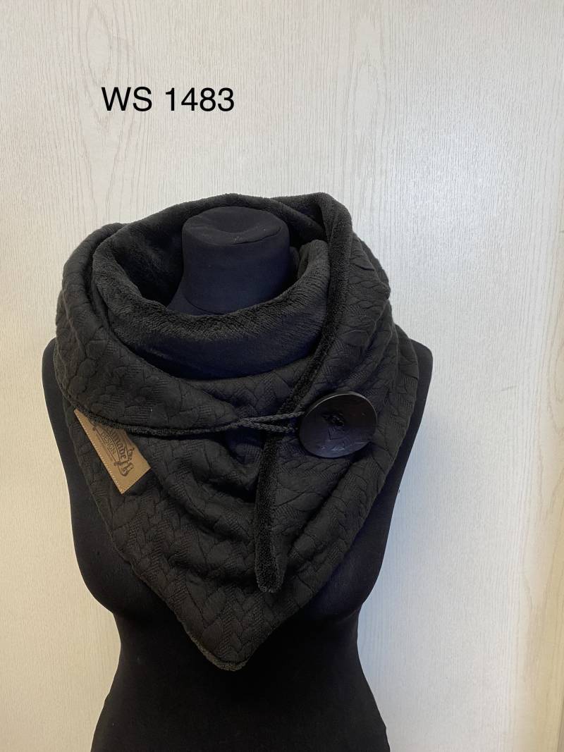 Wickelschal Mit Knopf Schwarz Fleece Zopfmuster Knopfschal Schal Dreieckstuch Damen Geschenk Von Delimade von Delimade