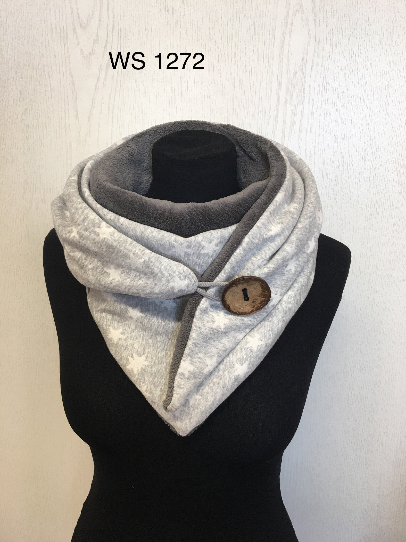 Wickelschal Mit Knopf Sterne Grau Fleece Dreieckstuch Damen Knopfschal Von Delimade Geschenk von Delimade