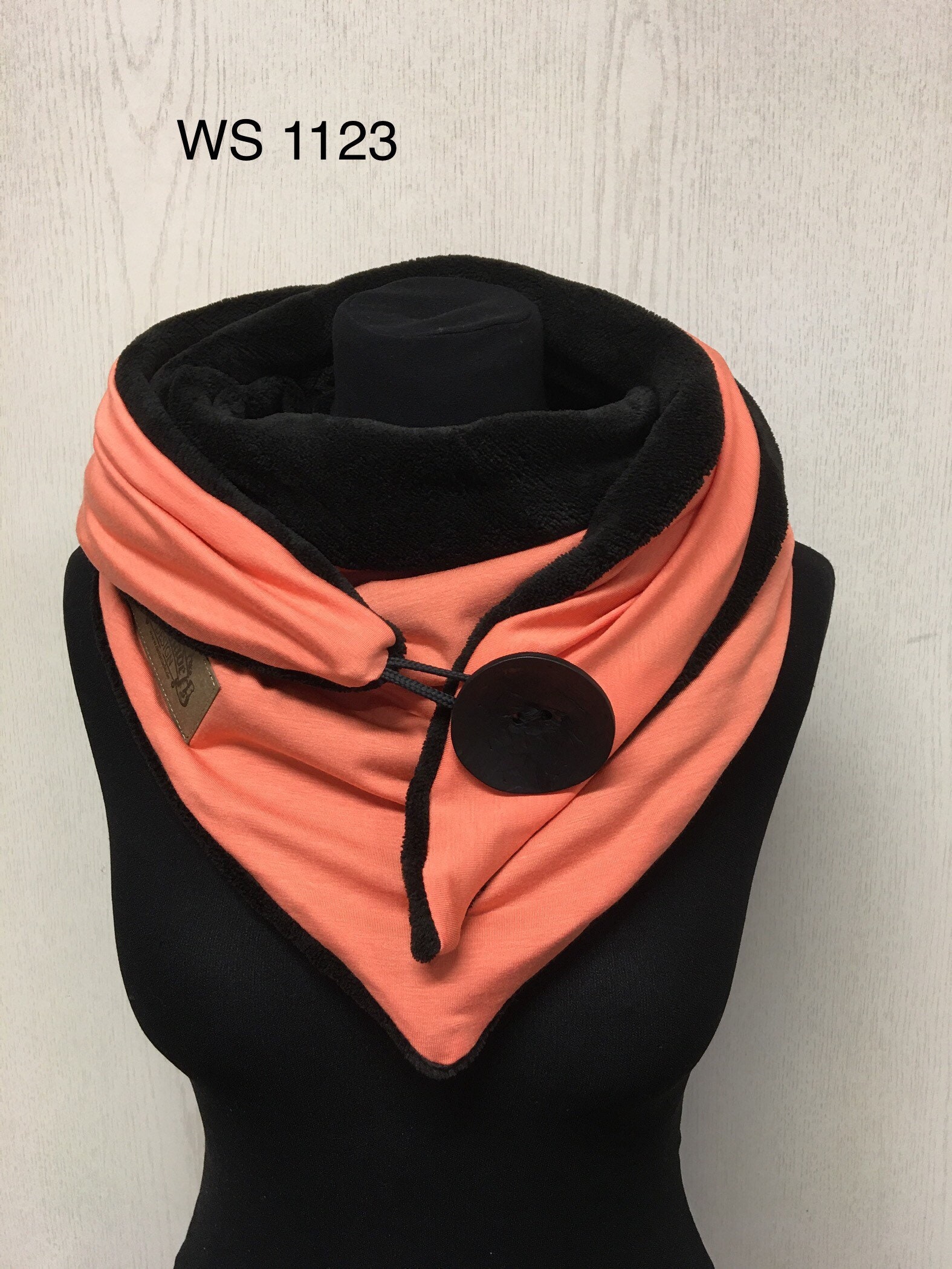 Wickelschal Schwarz Orange Mit Knopf Fleece Dreieckstuch Damen Knopfschal Von Delimade Geschenk von Delimade