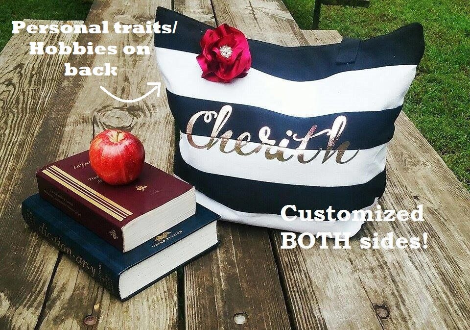 Benutzerdefinierte Einkaufstasche Mit Reißverschluss Schwarz Und Weiß Streifen Gold Worte Rot Rose Bling Personalisierte Namen Auf Der Vorderseite Benutzerdefinierte Einkaufstasche Mit Reißverschluss Schwarz Und Weiß Streifen Gold Worte Rot Rose Bling Personalisierte Namen Auf Der Vorderseite von DellaCartaDecor