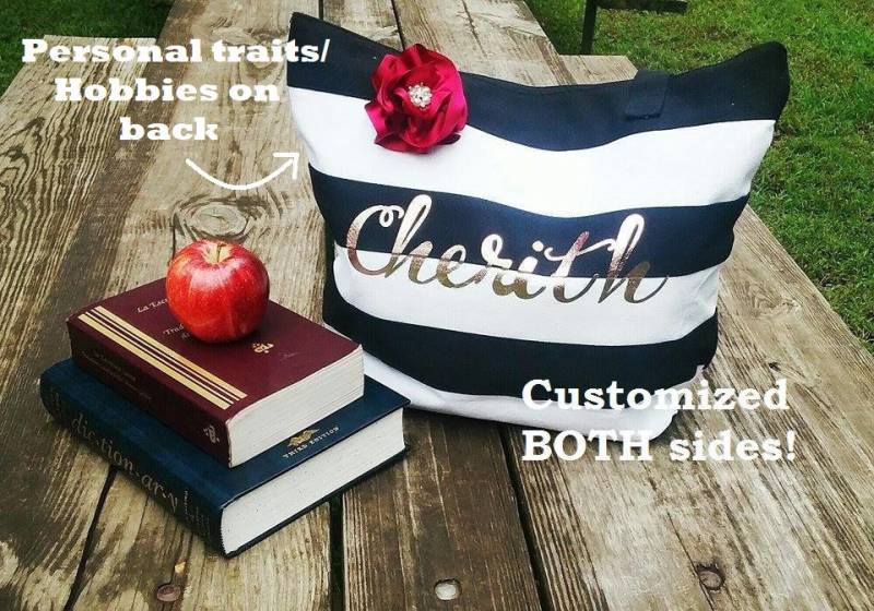 Benutzerdefinierte Einkaufstasche Mit Reißverschluss Schwarz Und Weiß Streifen Gold Worte Rot Rose Bling Personalisierte Namen Auf Der Vorderseite Benutzerdefinierte Einkaufstasche Mit Reißverschluss Schwarz Und Weiß Streifen Gold Worte Rot Rose Bling Personalisierte Namen Auf Der Vorderseite von DellaCartaDecor
