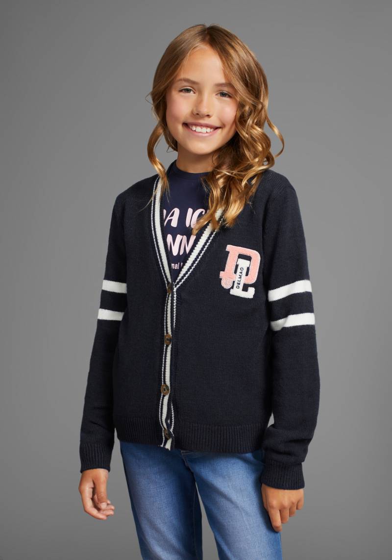 DELMAO Strickjacke "im Collegestyle mit Badge" Trendiger Style für Mädchen von Delmao