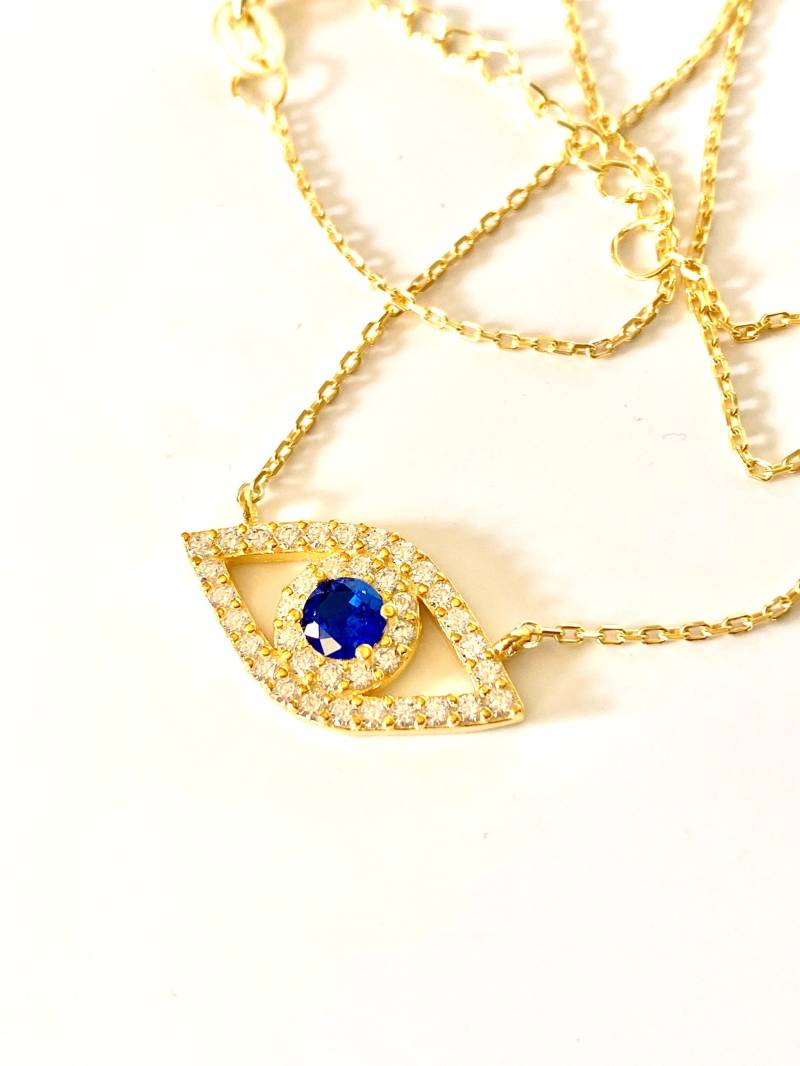 18K Vergoldete Mandel Shaped Prong Set Evil Eye Halskette von Delmasi
