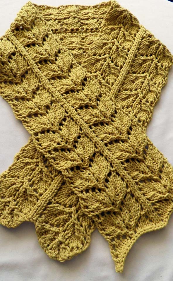 Handgestrickte Schal Mit Spitzenmuster | Goldener Senf Handgestrickte Schal Mit Spitzenmuster | Goldener Senf von DeloneaKnits