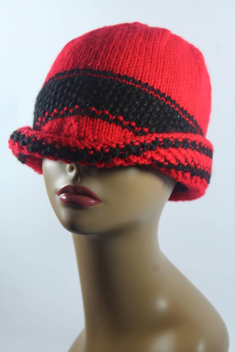 Sophie Handgestrickte Cloche Mütze Sophie Handgestrickte Cloche Mütze von DeloneaKnits