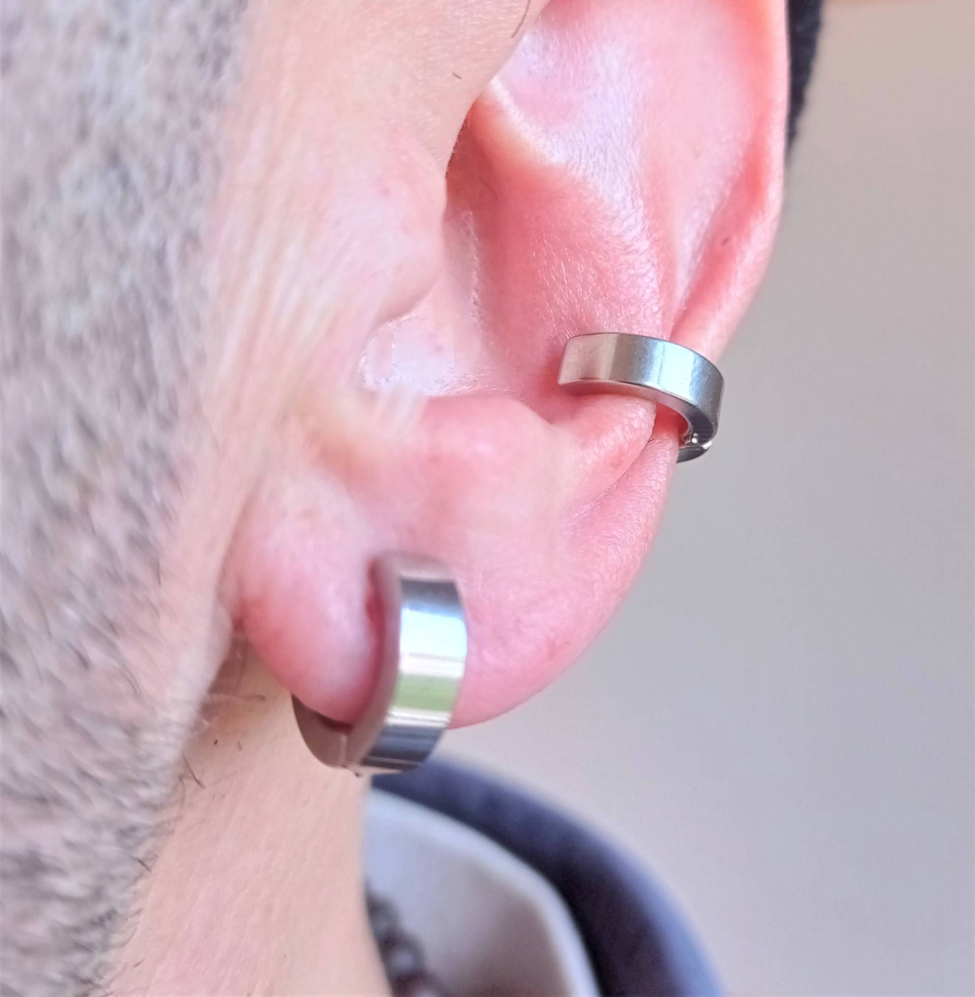 Herren Schwarz Edelstahl Ohrstulpe Männlicher Gefälschter Ohrring Ohne Loch von DelorenJewelry