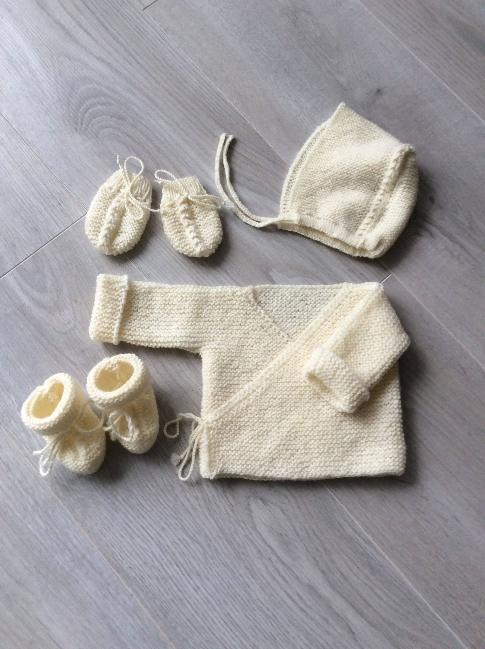 Handgestricktes Neugeborenen-Set Aus Reiner Wolle | 100 % Merino, Weste, Schühchen, Mütze Und Fäustlinge von DelphineCFrance