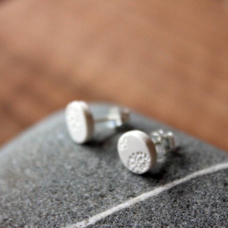 Ohrringe // Sterling Silber Ohrstecker Silberohrstecker/Keramik, Porzellan, Rund, Matt Weiß, Handgefertigt Ohrringe // Sterling Silber Ohrstecker Silberohrstecker/Keramik, Porzellan, Rund, Matt Weiß, Handgefertigt von DelphineISKANDAR