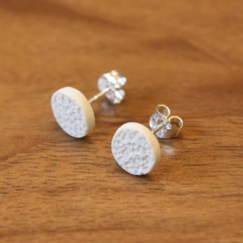Runde Ohrstecker Aus Mattweißem Porzellan Und 925Er Silber, Keramik-Ohrstecker Runde Ohrstecker Aus Mattweißem Porzellan Und 925Er Silber, Keramik-Ohrstecker von DelphineISKANDAR
