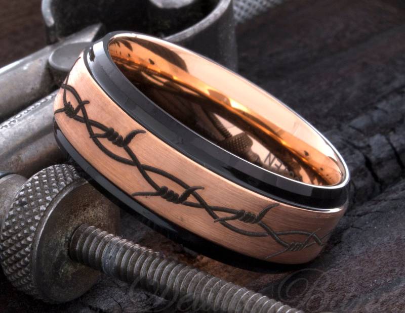 Barbed Wire Ring - Herren Wolfram Band Unikat Verlobungsring Rose Gold Jubiläumsring Individuell Gravierter Ehering von DeluxeBands