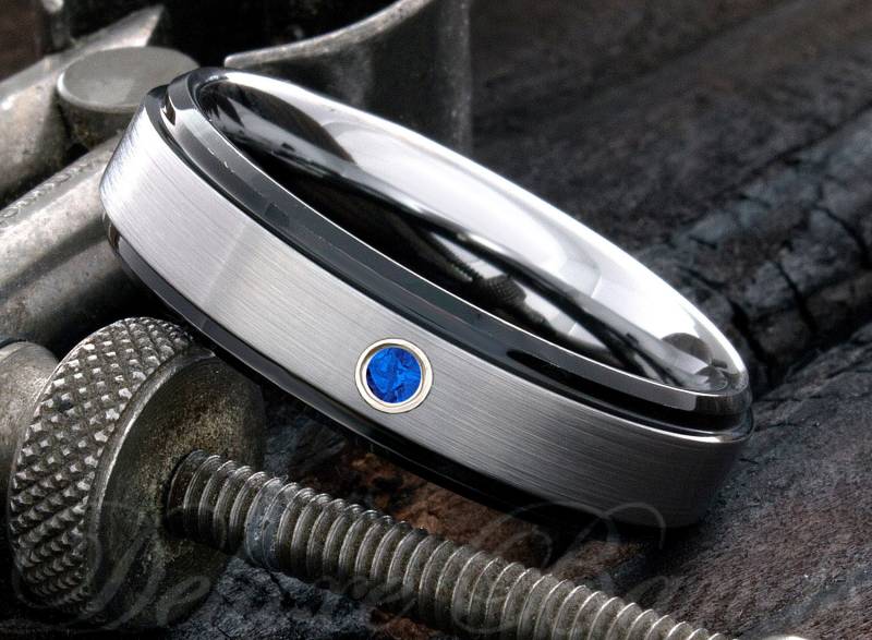 Blauer Saphir Ring - 6mm Wolfram Schwarzer Herrenring Ehering Für Ihn Damen Comfort Fit von DeluxeBands