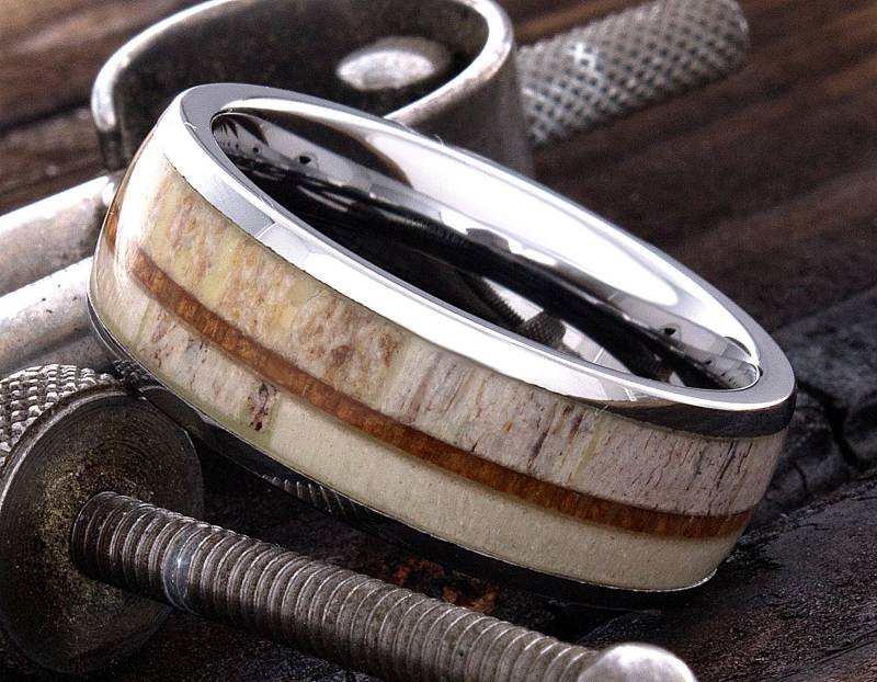 Einzigartiger Wolfram Ring - Geweih Holz 8mm Band Herren Ehering Comfort Fit von DeluxeBands
