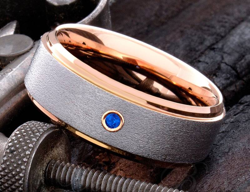 Gebürsteter Wolframring - Saphirring Verlobungsring Herren Ehering Für Ihn 8mm von DeluxeBands