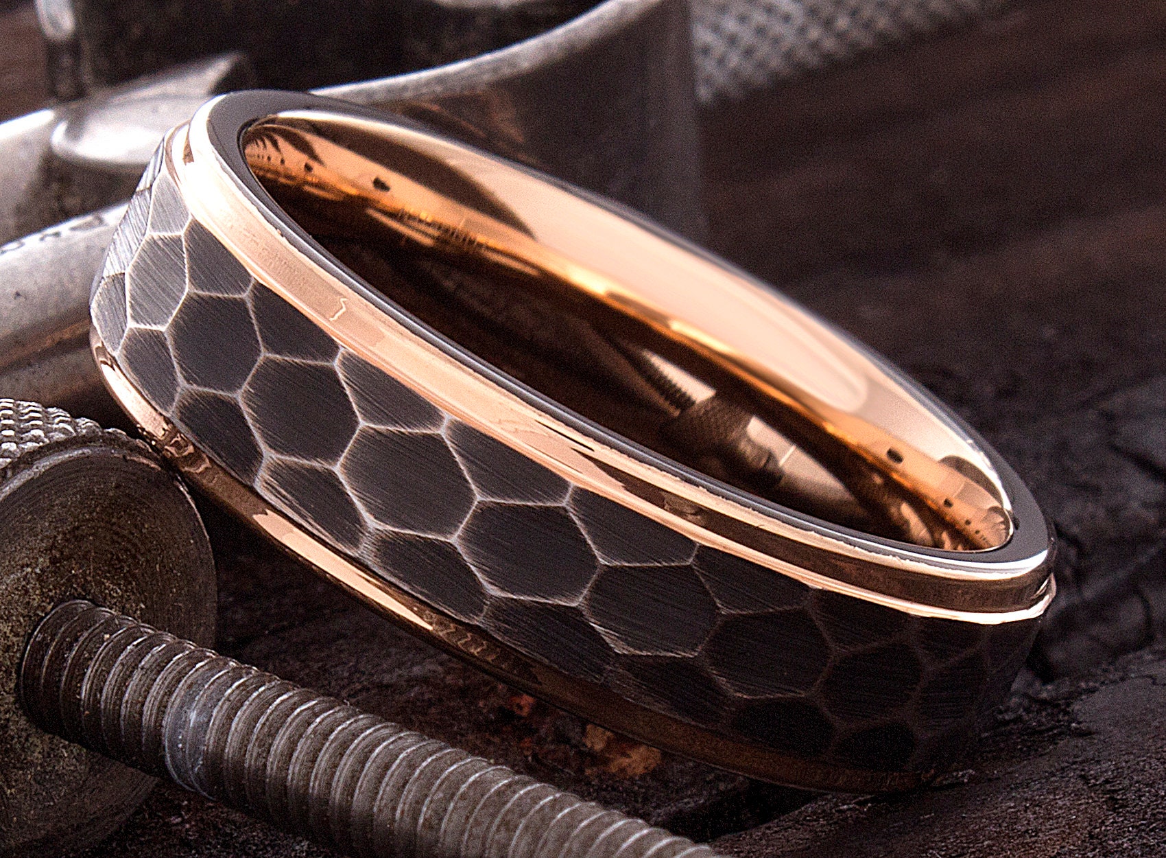 Herren Ehering - Jubiläumsring Verlobungsring Versprechen Rin Gehämmerter Wolfram Ring Band Comfort Fit von DeluxeBands