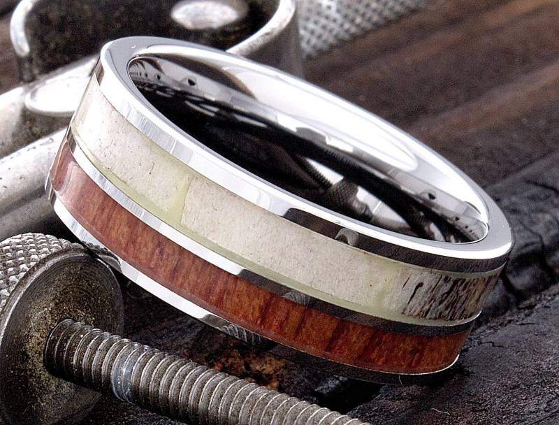 Holz Wolfram Ring - Geweih Herren Ehering Damen Comfort Fit von DeluxeBands