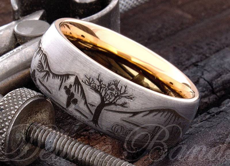 Landschaft Ring - Gravierter Berg Wolfram Herren Ehering Unikat Karbid von DeluxeBands