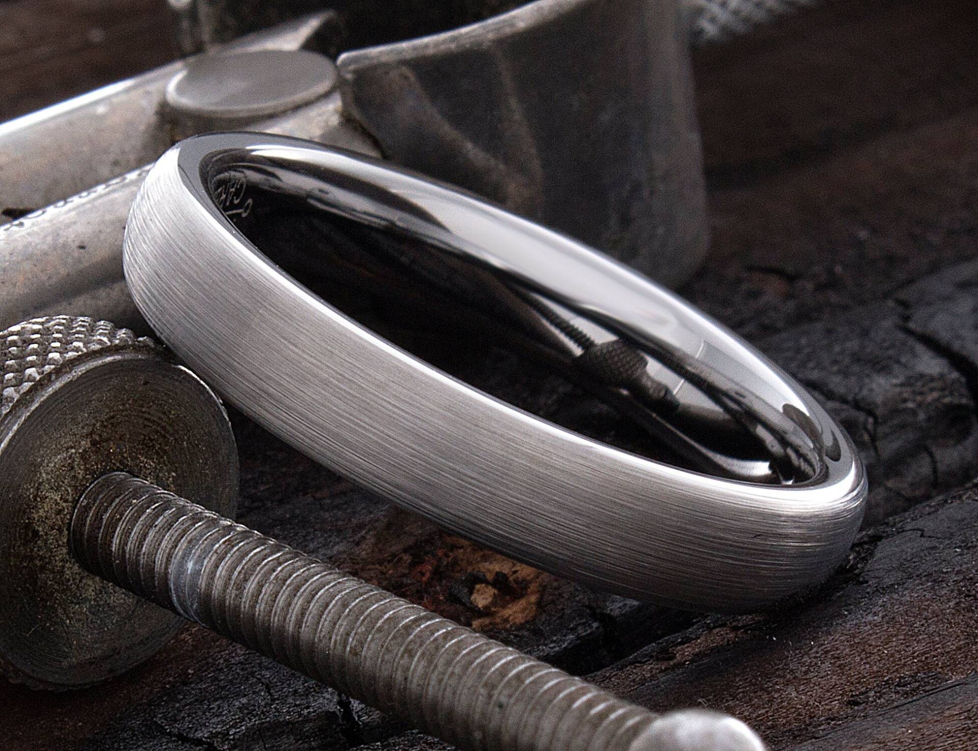 Matte Silber Ehering Schlichte Traditionelle 4mm Wolfram Personalisierte Gravur Ring Versprechen von DeluxeBands