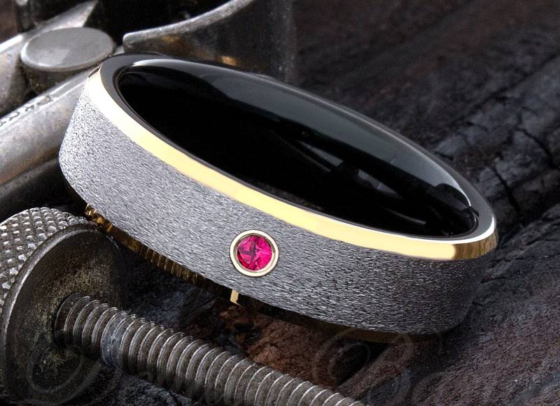 Rubin Wolfram Ring - Gold Schwarz Herrenring Ehering Für Ihn Verlobungsring von DeluxeBands