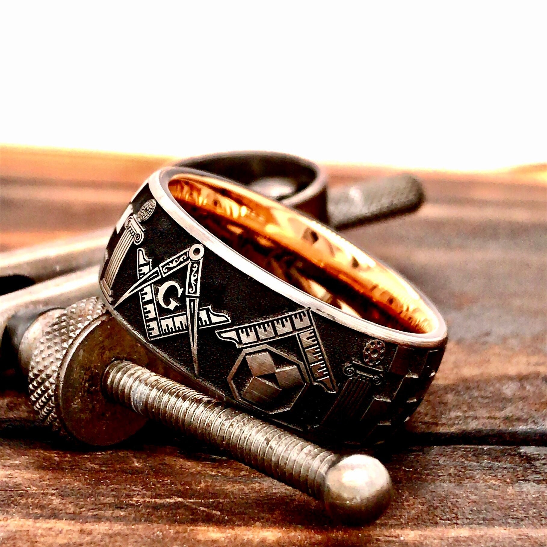 Tantal Ring, Masonic Herren Freimaurer Individuell Graviert Antik Stil Versprechen 8mm von DeluxeBands